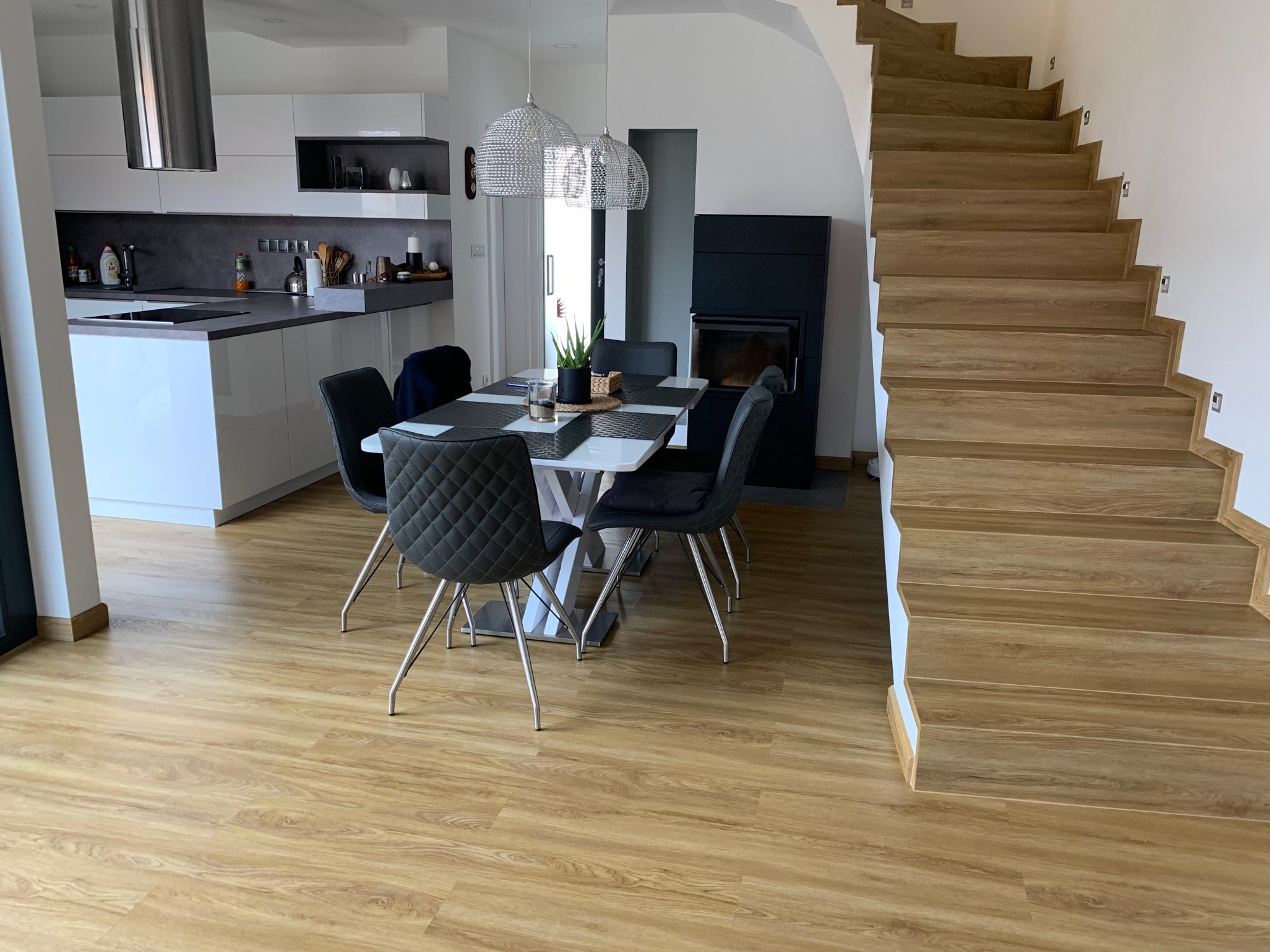 Jedna vinylová podlaha v celom dome – plynulé prechody bez líšt